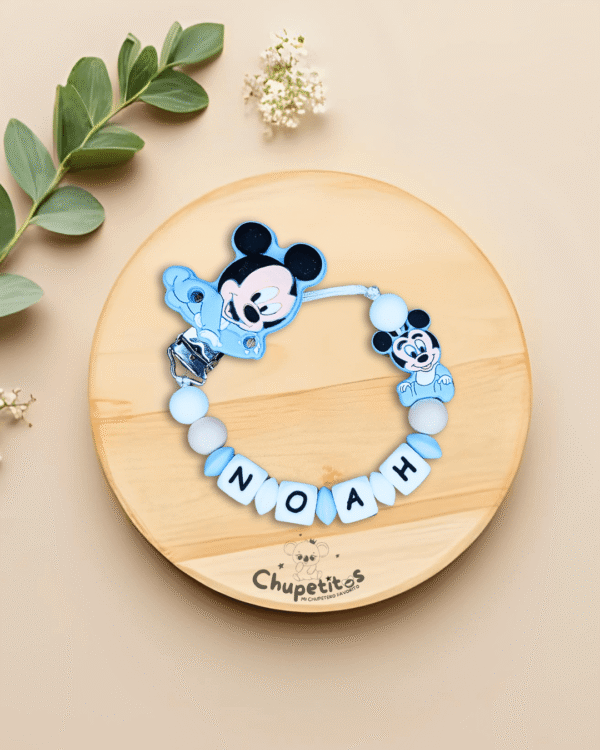 chupetero-mickey-bebe-personalizado-noah-azul-fondo-bonito
