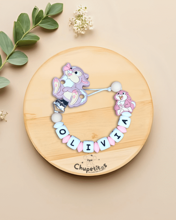 chupetero-personalizado-tambor-olivia-rosa-lila-fondo-bonito