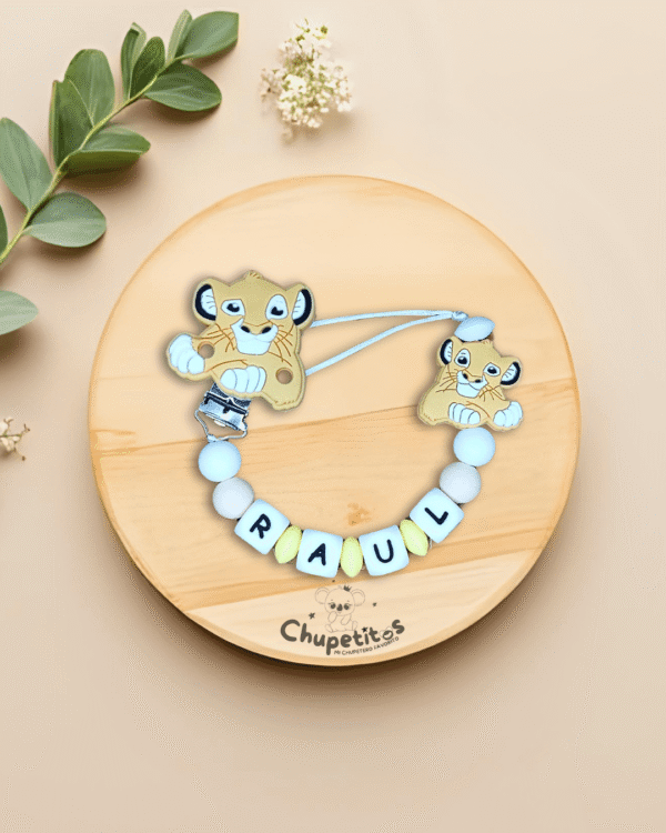 chupetero-simba-personalizado-raul-beige-azul-fondo-bonito
