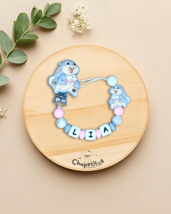 chupetero-tambor-bambi-personalizado-lia-azul-fondo-bonito