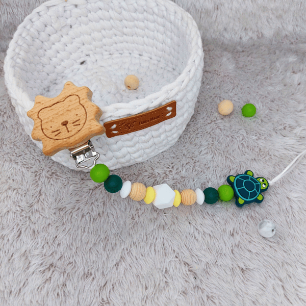 cadena-chupete-leon-tortuga-colores-verdes-bebe