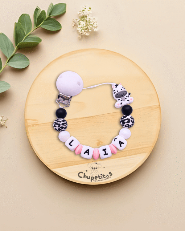 chupetero-cebra-personalizado-laia-blanco-negro-fondo-bonito