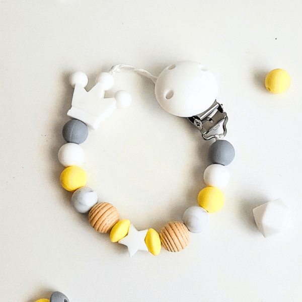 chupetero-corona-estrellas-gris-amarillo-madera-silicona