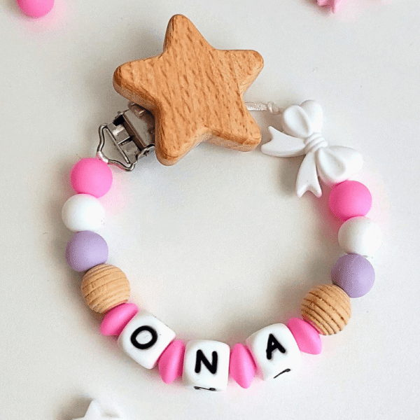 chupetero-estrella-lazo-personalizado-ona-rosa-madera