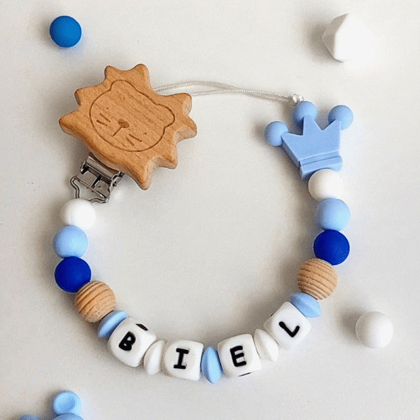 chupetero-leon-corona-personalizado-biel-azul-madera-claro