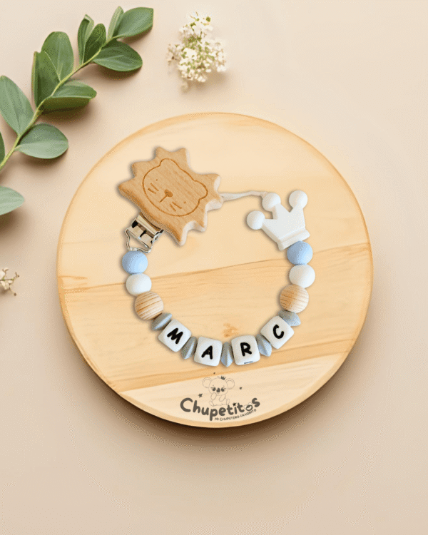 chupetero-leon-corona-personalizado-marc-blanco-azul-fondo-bonito