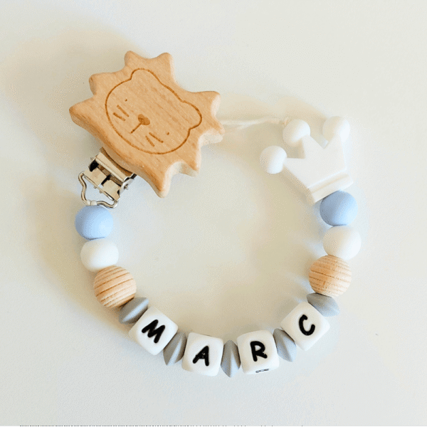 chupetero-leon-corona-personalizado-marc-blanco-azul-gris