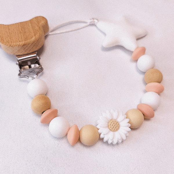 chupetero-oso-flor-estrella-rosa-beige-blanco-madera