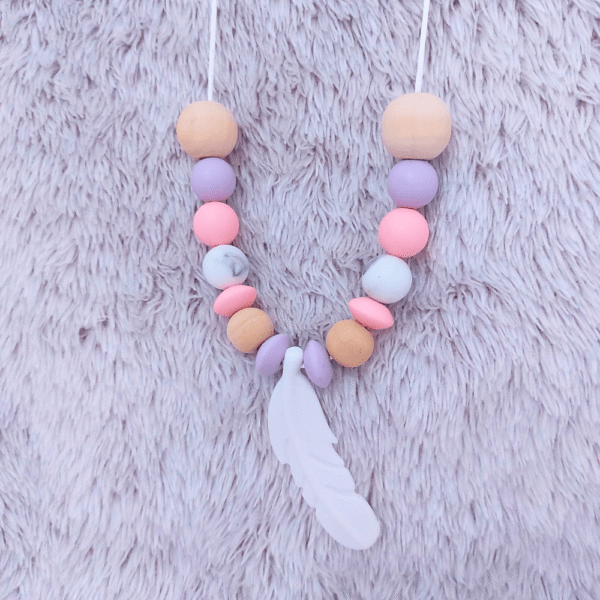 collar-denticion-pluma-silicona-lila-rosa-natural-beige