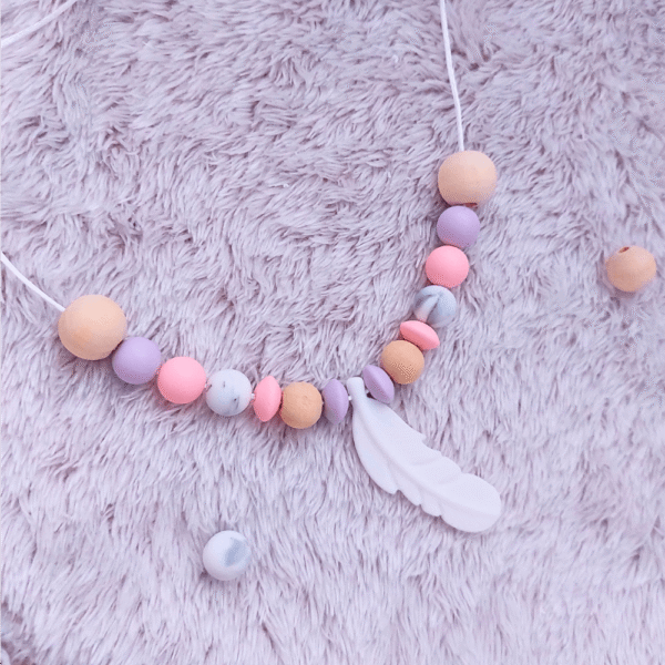 collar-denticion-silicona-pluma-colores-pastel-rosa-lavanda