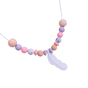 collar-denticion-silicona-pluma-colores-pastel-rosa-lavanda-fondo-trasnparente