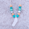 collar-lactancia-pluma-silicona-verde-agua-madera