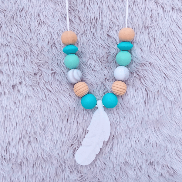 collar-lactancia-pluma-silicona-verde-agua-madera