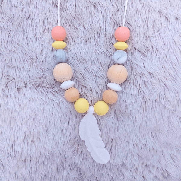 collar-mordedor-silicona-pluma-colores-suaves-amarillo-rosa
