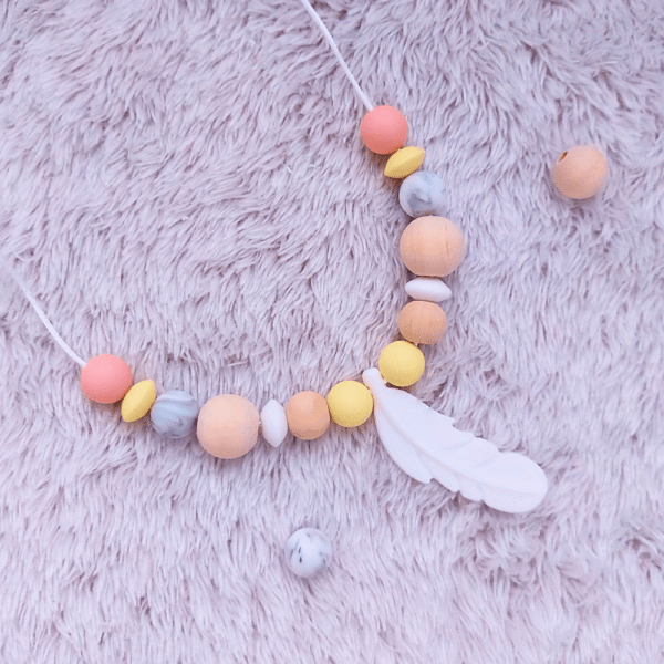 collar-mordedor-silicona-pluma-tonos-coral-amarillo-gris