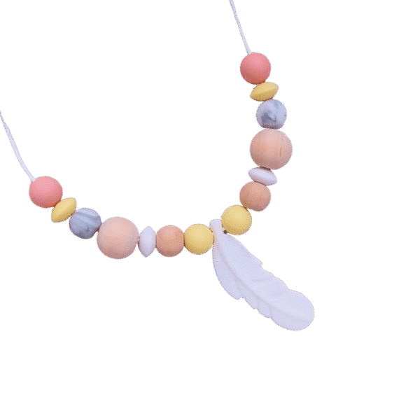 collar-mordedor-silicona-pluma-tonos-coral-amarillo-gris-fondo-trasnparente