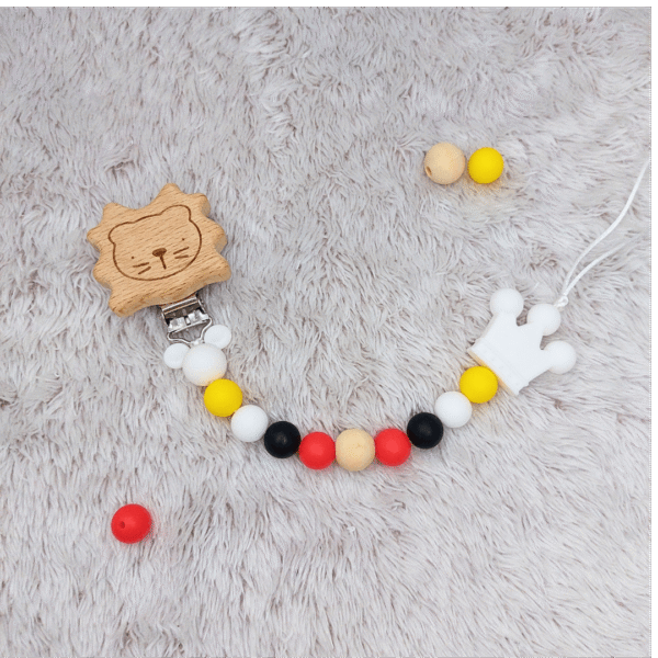 sujetachupetes-leon-corona-madera-silicona-colores-blanco