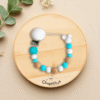 sujetachupetes-silicona-madera-azul-blanco-neutro-fondo-bonito