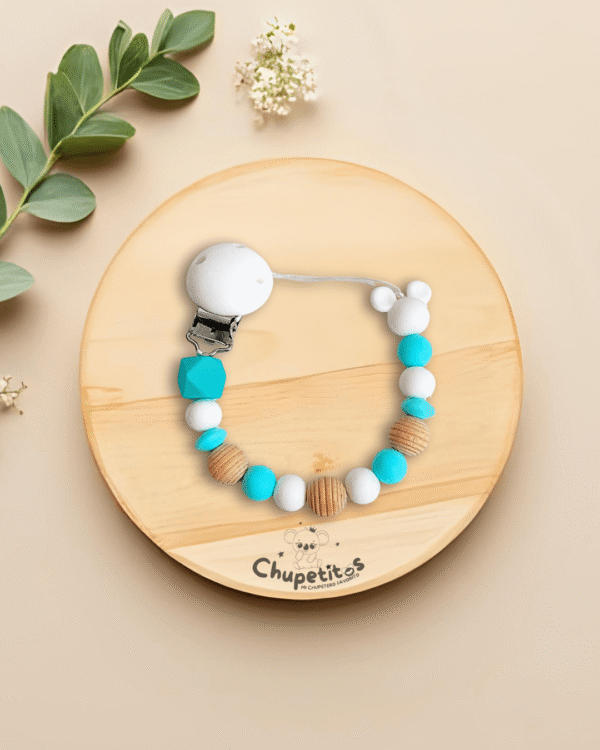 sujetachupetes-silicona-madera-azul-blanco-neutro-fondo-bonito